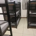 10 Pessoas Proximo Ao Metro