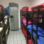 10 Pessoas Proximo Ao Metro
